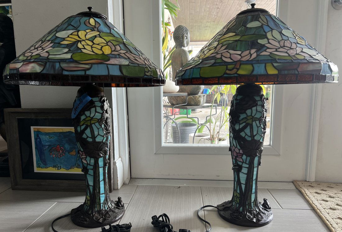 PAIR OF TIFFANY STYLE BRONZE AND STAINED GLASS STUNNING LAMPS (1 of 6)