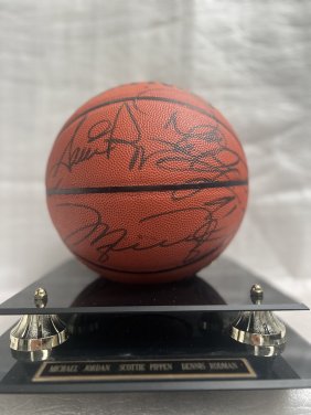 CHICAGO BULL TEAM HAND SIGNED BASKETBALL M. JORDAN,S. PIPPEN & DENNIS RODMAN,COA