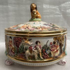 VINTAGE ITALIAN CAPODIMONTE CONERED FOOTED BOWL LION FINIAL GOLD GILT