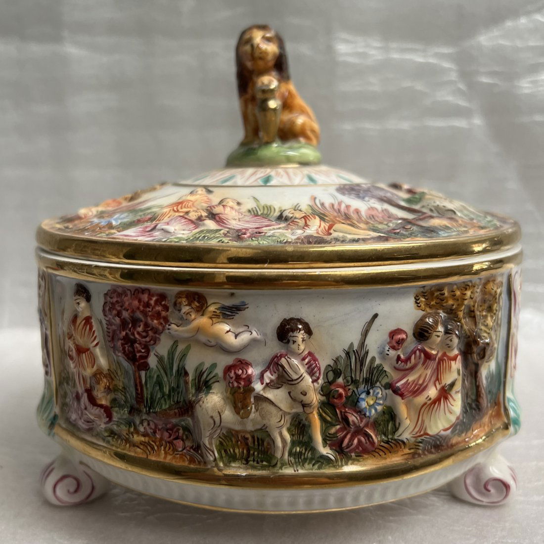 VINTAGE ITALIAN CAPODIMONTE CONERED FOOTED BOWL LION FINIAL GOLD GILT (1 of 5)