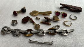 VINTAGE TREASURE OF MISCELLANEOUS ITEMS CUFFLINKS, TIE CLIPS