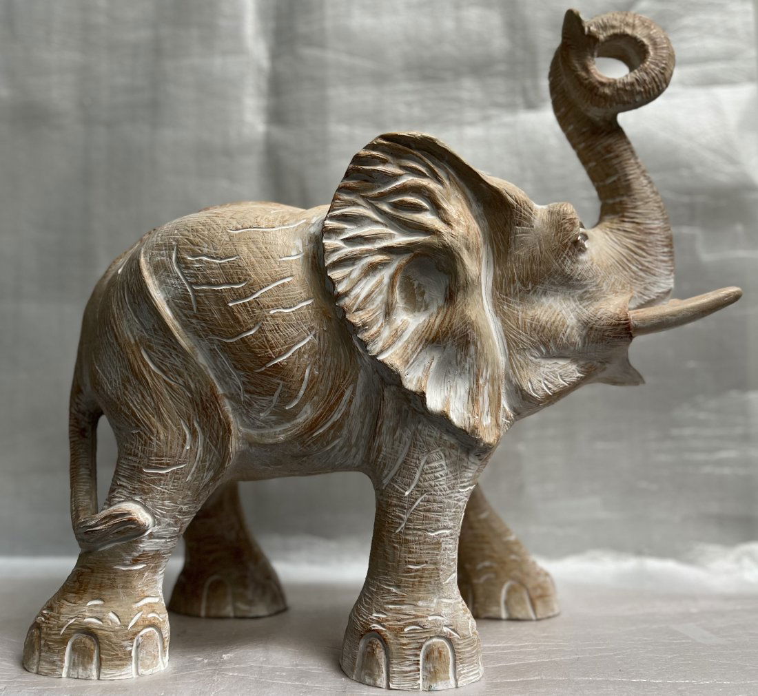 VINTAGE STUNNING LARGE CERAMIC ELEPHANT STATUE  18" T  19"L  7" W (1 of 4)