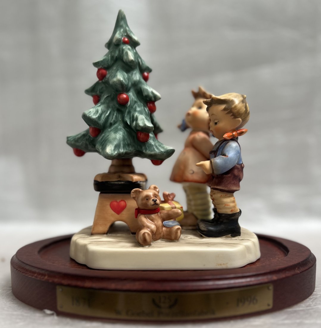 GOEBEL "WONDER OF CHRISTMAS" CERAMIC STATUE M.J.HUMMEL SERIES 8" T 9" W 4" D: This exquisite ceramic statue is a must-have for any fan of the M.J. Hummel series. Made by the renowned Goebel brand, this statue captures the wonder of Christmas and features a charming depiction of