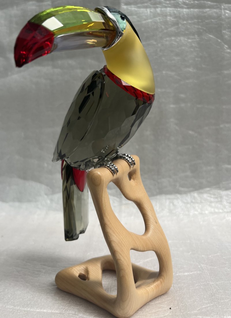 Swarovski Crystal Toucan Chrome Green #850600 Large Toucan Bird MIB: Add a touch of elegance to your collection with this beautiful Swarovski Crystal Toucan figurine. The chrome green bird stands at a height of 8 inches and has a length of 2 inches. The figurine is mad