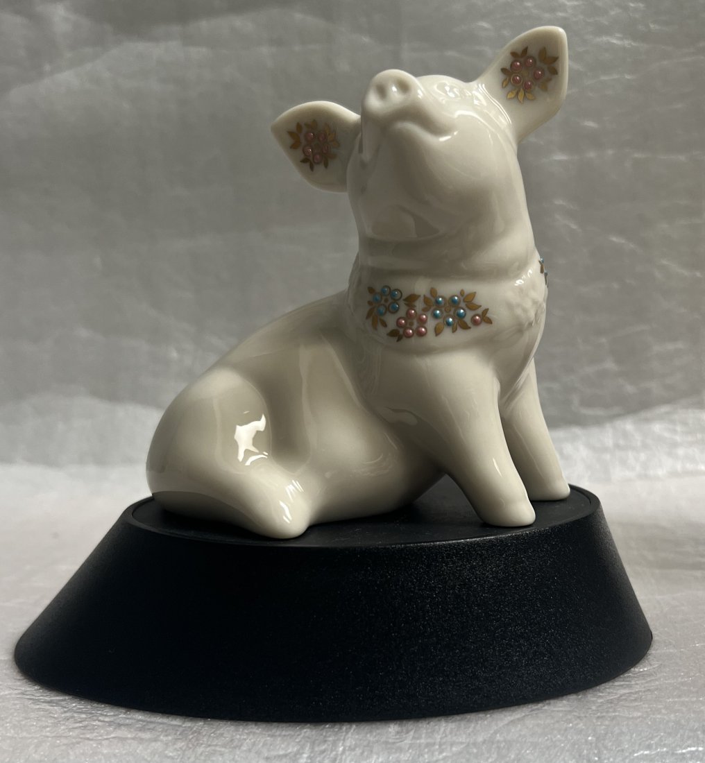 LENOX JEWELS PIG FIGURINE RETIRED PIECE FROM 1992 WITH STAND: This Lenox Jewels Pig figurine is a beautiful and timeless addition to any collection. Crafted from high-quality porcelain and finished with stunning jewels, this piece captures the essence of contemp