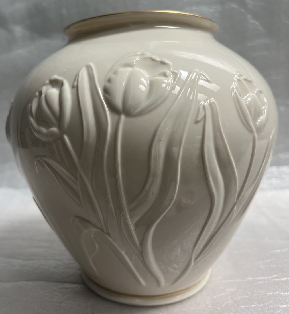 LARGE LENOX MASTERPIECE COLLECTION VASE WITH FLOWER AND GOLD RIM (1 of 4)