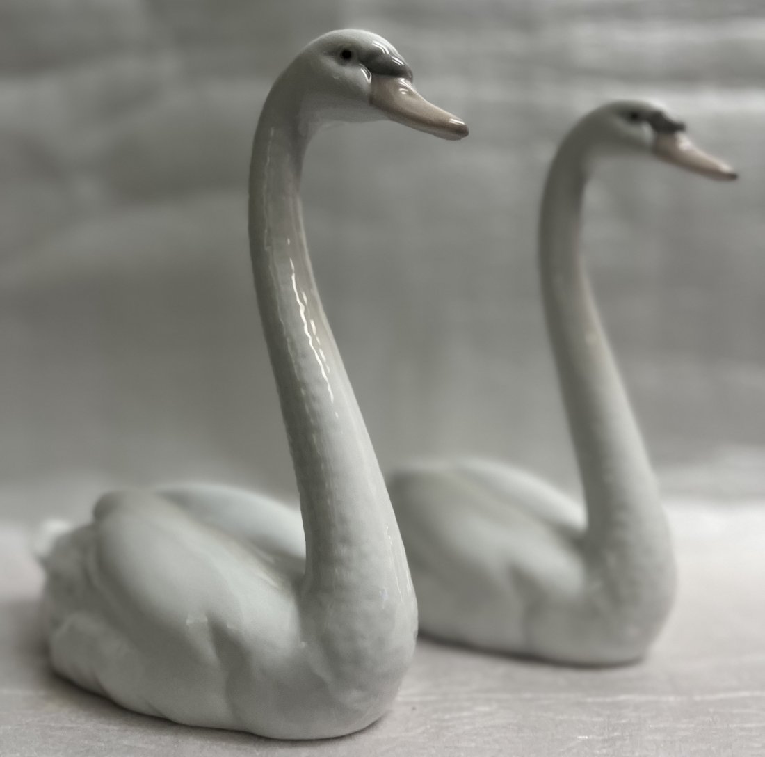 Vintage PAIR OF LLADRO DAISA Spain 1983 Graceful Swans #5230 Collectable Figurine: This beautiful vintage Lladro figurine set features a pair of graceful swans, crafted with exquisite detail from glossy porcelain. The set was manufactured in Spain in 1983 and is part of the Birds & 