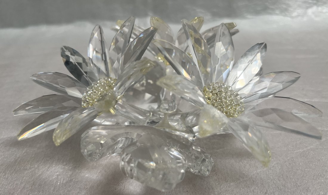 Swarovski Crystal Maxi Flower Arrangement 252976 Retired Vintage: This beautiful Swarovski figurine features three clear crystal flowers with leaves, all arranged in a medium-sized vase. The flowers are intricately designed to capture the beauty of nature, making it