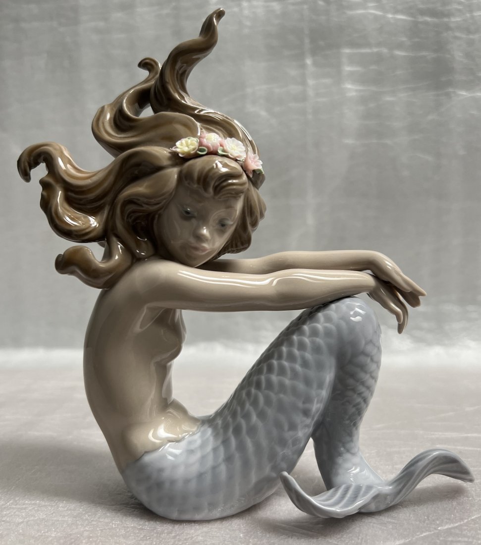 Lladro 1413 Mermaid Illusion Figurine Flower crown Nautical Porcelain Purple: This Lladro Mermaid Figurine is a beautiful portrayal of a mystical creature with a flower crown sitting on a rock. The intricate details of the porcelain figurine bring out the beauty of the mermaid,