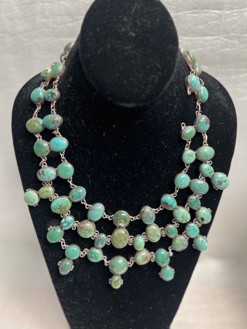 ESTATE OF A RETIRED DEALER "TURQUOISE AND STERLING SILVER" NECKLASS 19": This stunning necklace is a must-have for any jewelry collection. Crafted from high-quality sterling silver, this necklace features a beautiful turquoise stone that is sure to catch the eye. With a le