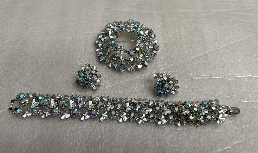 4 Piece Helene Harrison exclusive set of Hand crafted Jewelry: Add a touch of elegance to your outfit with this 4 piece Helene Harrison exclusive set of handcrafted jewelry. Made with exquisite craftsmanship, this jewelry set includes a pair of earrings, a bracel