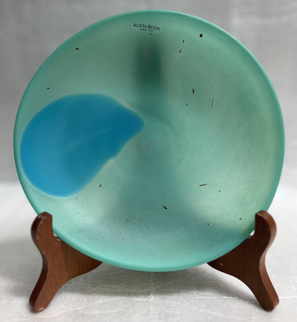 KOSTA BODA, Art Glass , Dish-Trinket Stunning Piece one of a kind 7" Round Signed: This stunning art glass dish by KOSTA BODA is a one-of-a-kind piece that will add elegance and beauty to any collection. The intricate design and craftsmanship make it a true work of art. The artist's