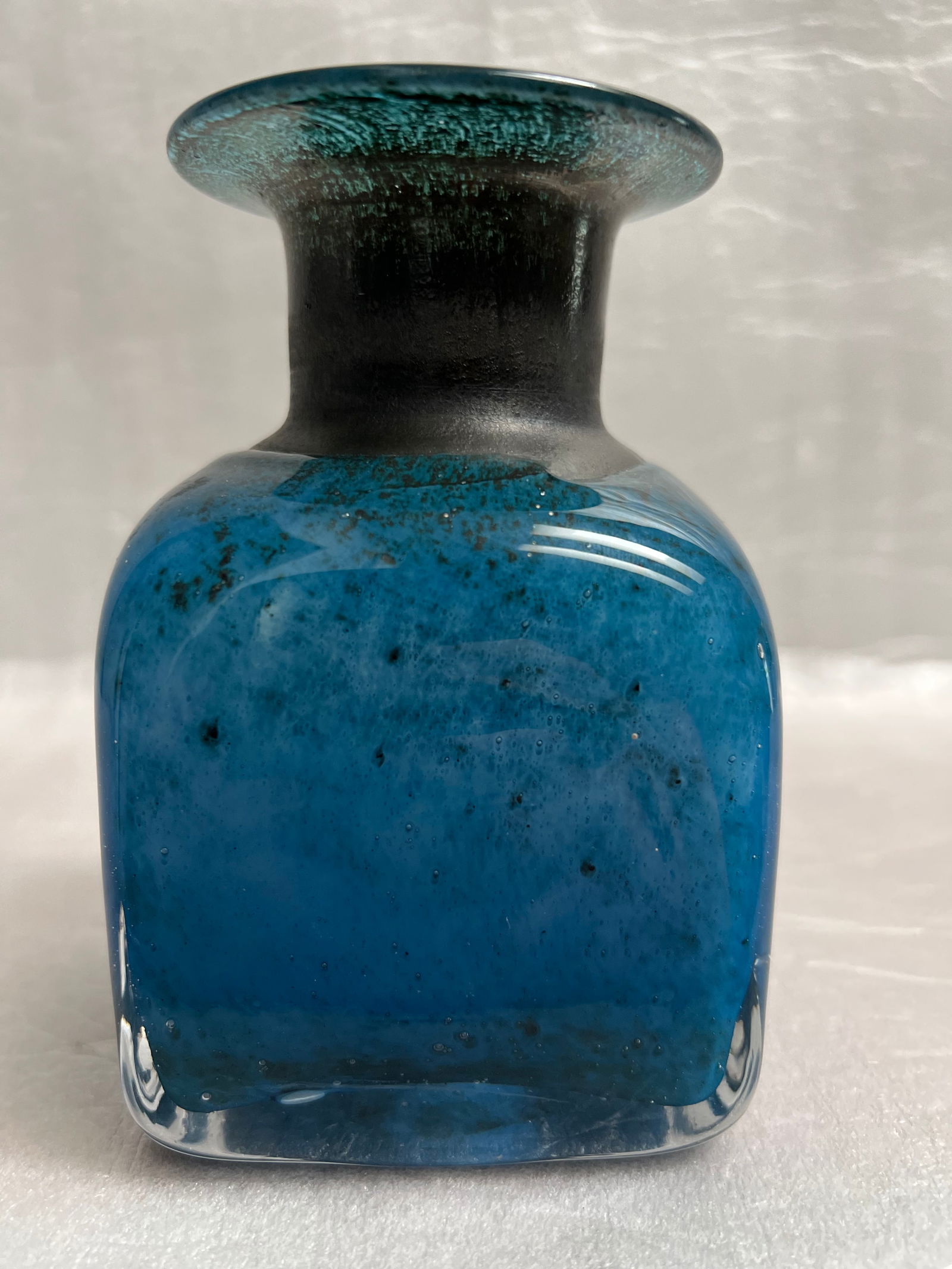 Kosta Boda Blue Art Glass Vase Artist BERTIL VALLIEN Signed on Bottom: This stunning Kosta Boda blue art glass vase is a must-have for any collector or lover of contemporary art glass. The piece features a beautiful blue color and abstract design, hand-blown with skill a