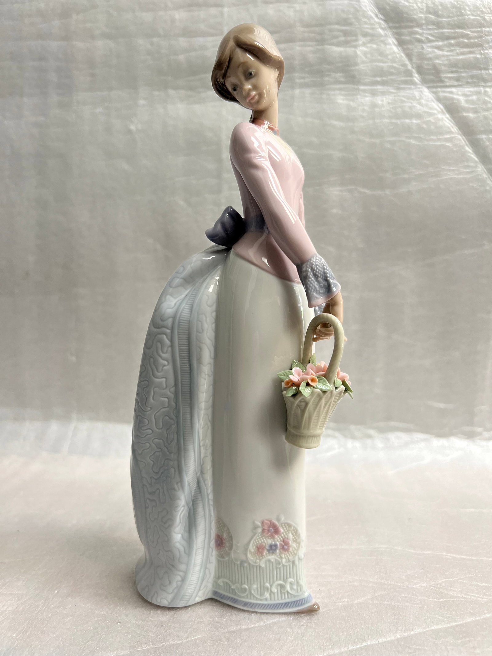 Vintage LLADRO Basket of Love Retired #7644 Collectable Figurine: This beautiful vintage Lladro figurine is a must-have for any collector. Crafted in Spain in 1983, this original Basket of Love figurine is made of glossy porcelain and stands at a height of 9 inches 
