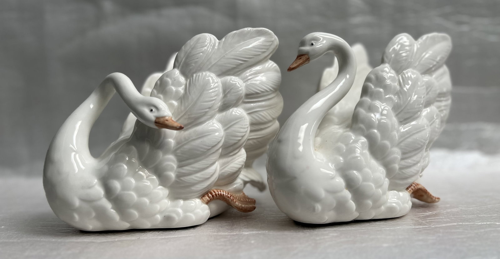 PAIR OF VINTAGE WHITE SWANS "FRITZ AND FLOYD": Add a touch of elegance to your home decor with this beautiful pair of vintage white swans from Fritz and Floyd. Made of high-quality ceramic material, these swans feature a glossy finish that adds a 
