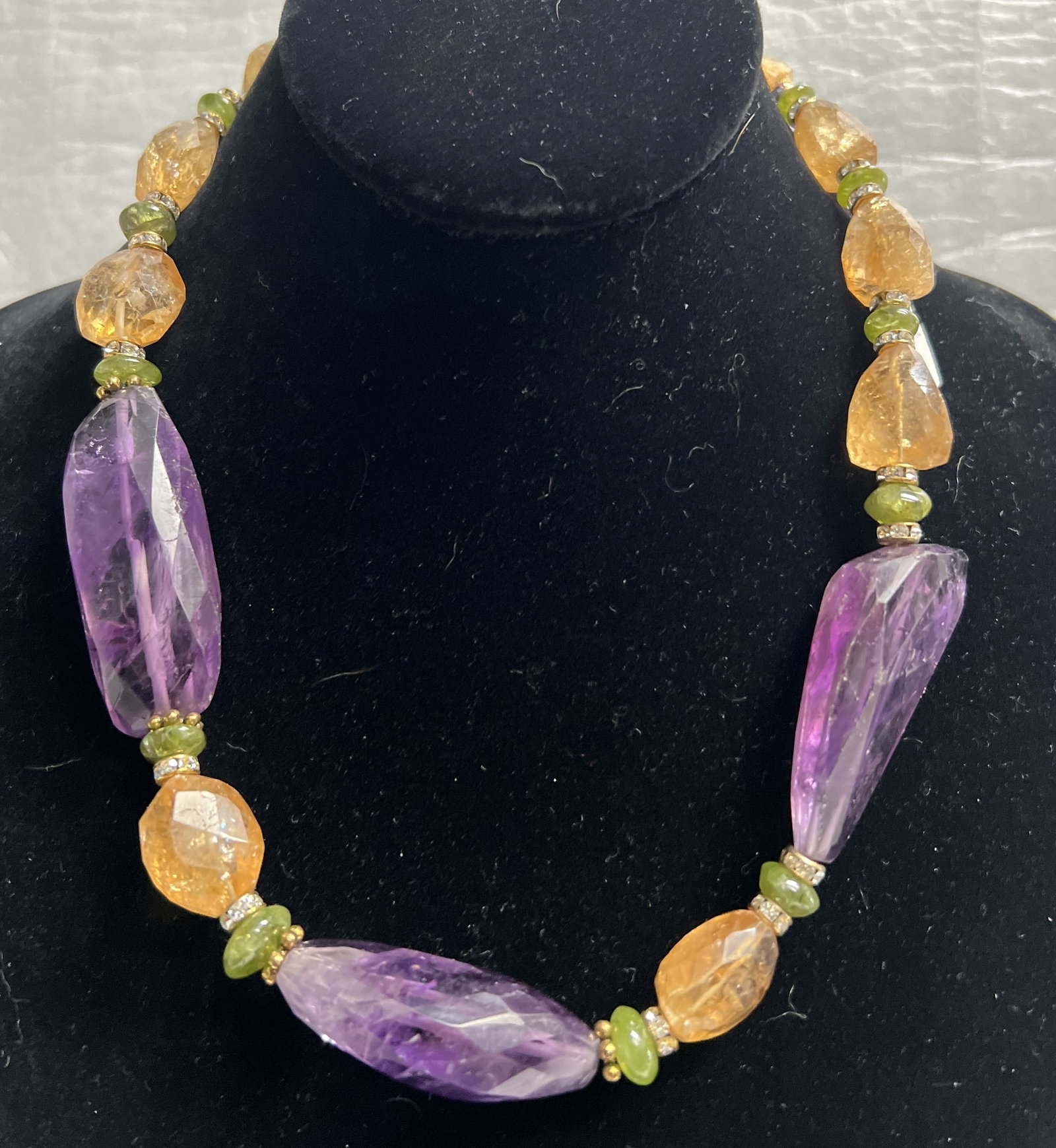 ESTATE OF A RETIRED DEALER "AMETHYST CITRINE" NECKLASS 18": This beautiful necklace is a must-have for any jewelry collection. The stunning yellow Citrine stone is the highlight of this piece, with the added bonus of Amethyst stones. The necklace is 18 inches 