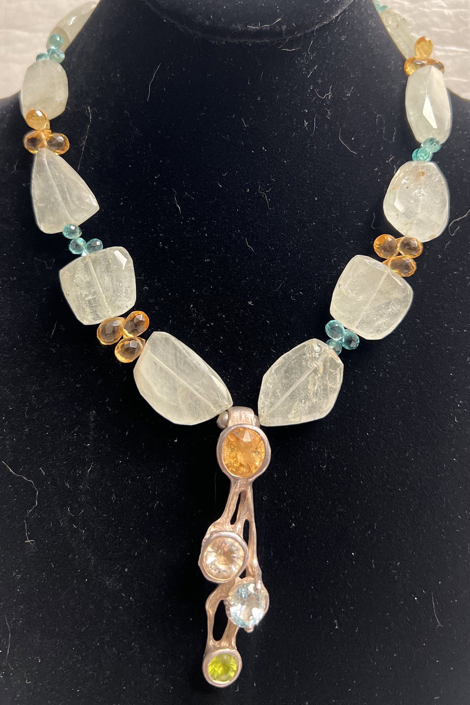ESTATE OF A RETIRED DEALER "CITRINE & TOPAS " NECKLASS 16": This beautiful necklace is a must-have for any jewelry lover. The estate of a retired dealer holds the secrets of this stunning piece, featuring a delicate citrine and topas design. The necklace is 16