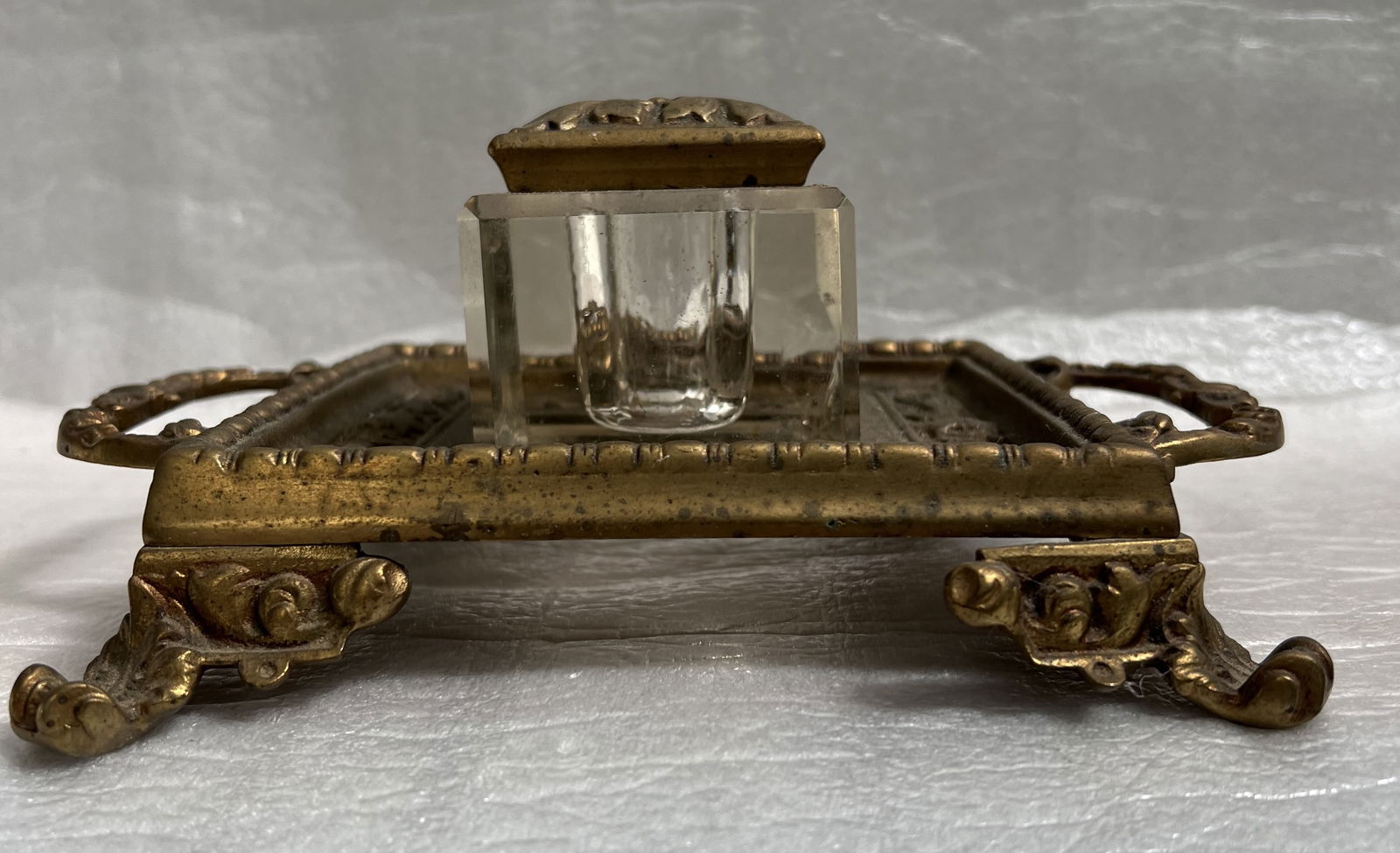 ANTIQUE ORNATE 19TH CENTURY VICTORIAN BRASS AND GLASS DESK INKWELL W BRASS TRAY (1 of 3)