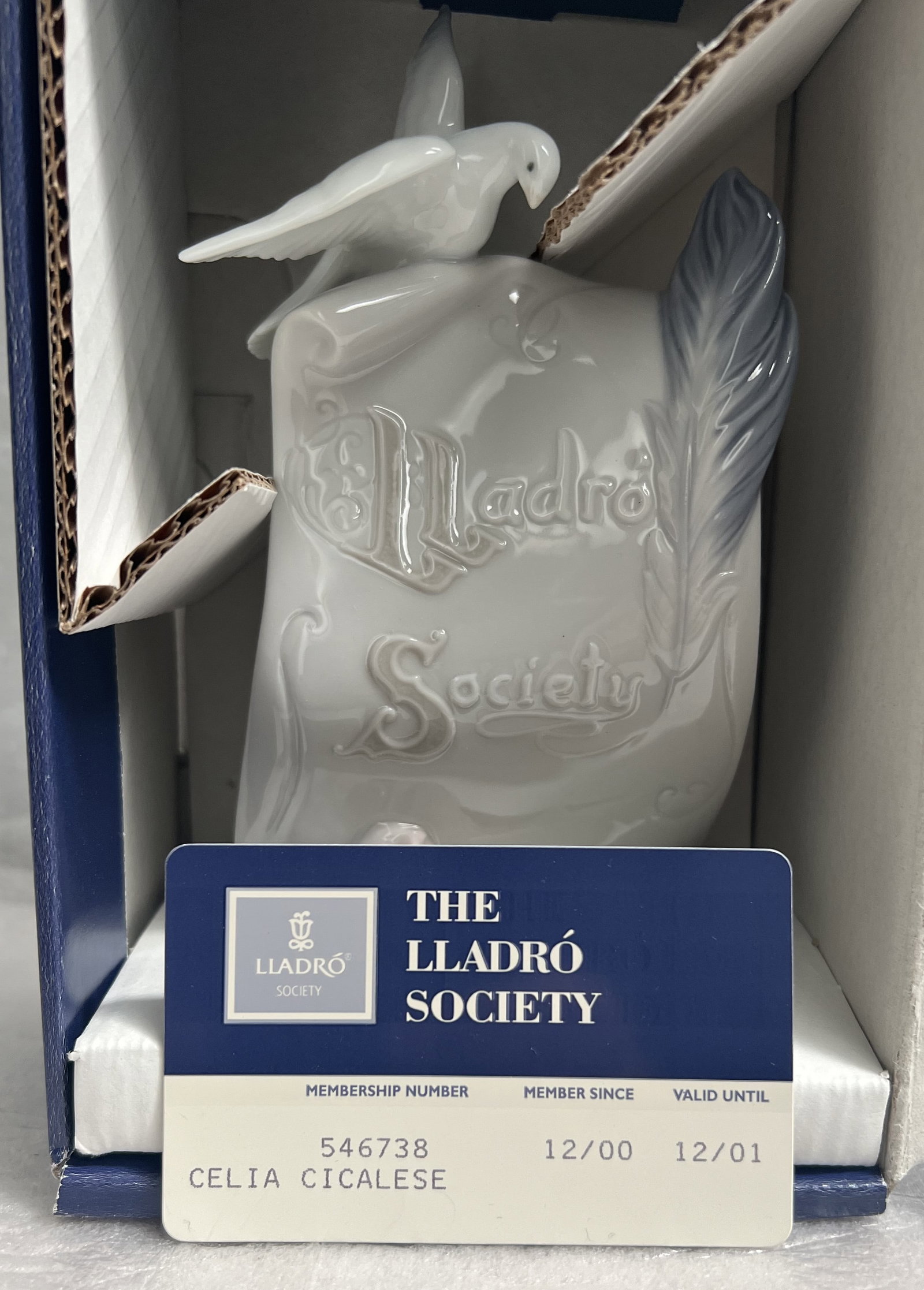 Lladro Nao Statue Spain Daisa Sculpture Figurine Porcelian NIB Bring us together: This exquisite Lladró Nao statue from Spain is a stunning piece of contemporary art that will "bring us together". Crafted from fine porcelain, this original sculpture figurine depicts a daisa, a tra