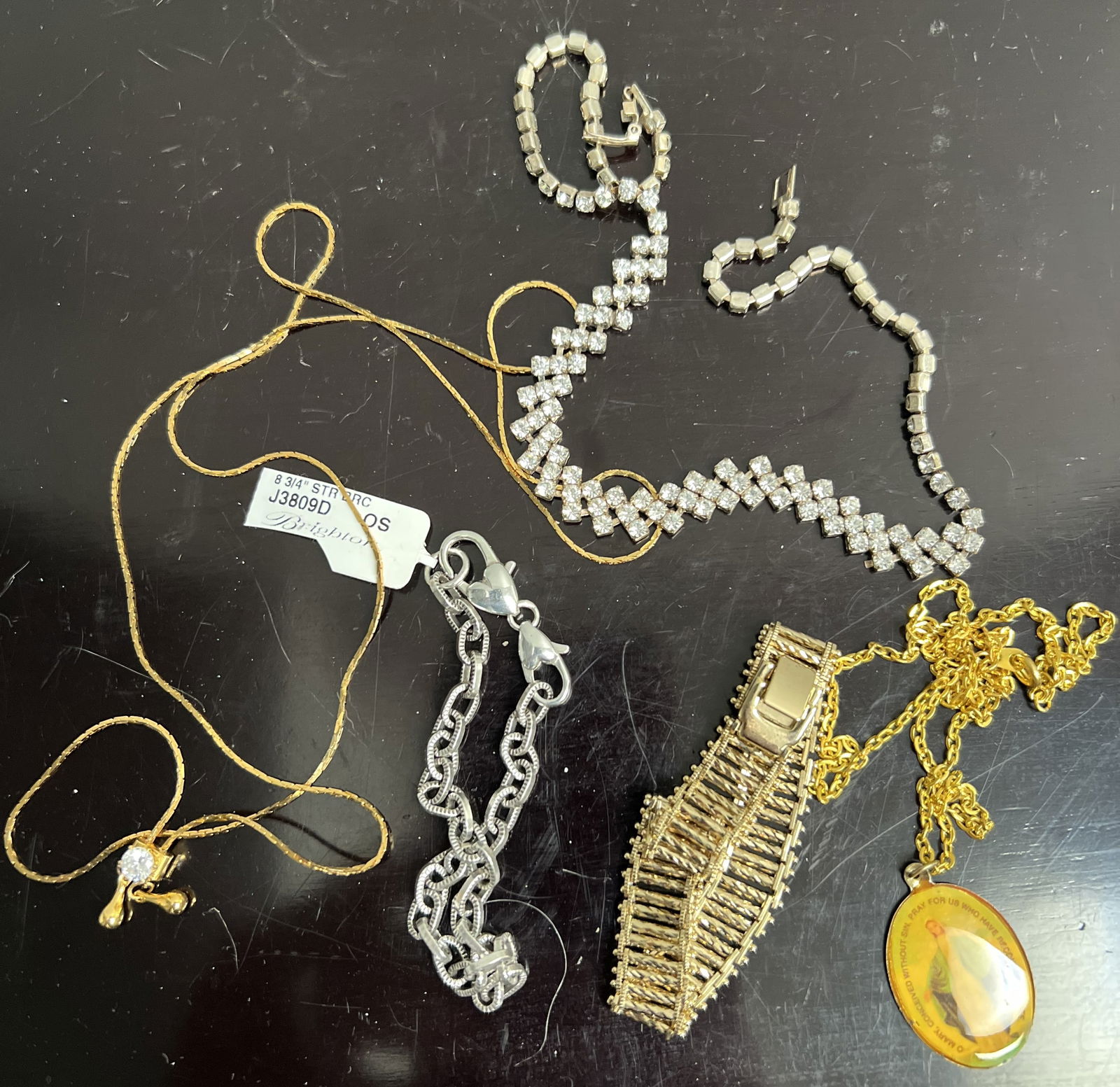 Box of Assorted Jewlery , Necklass & Braclets 5 Items (1 of 3)