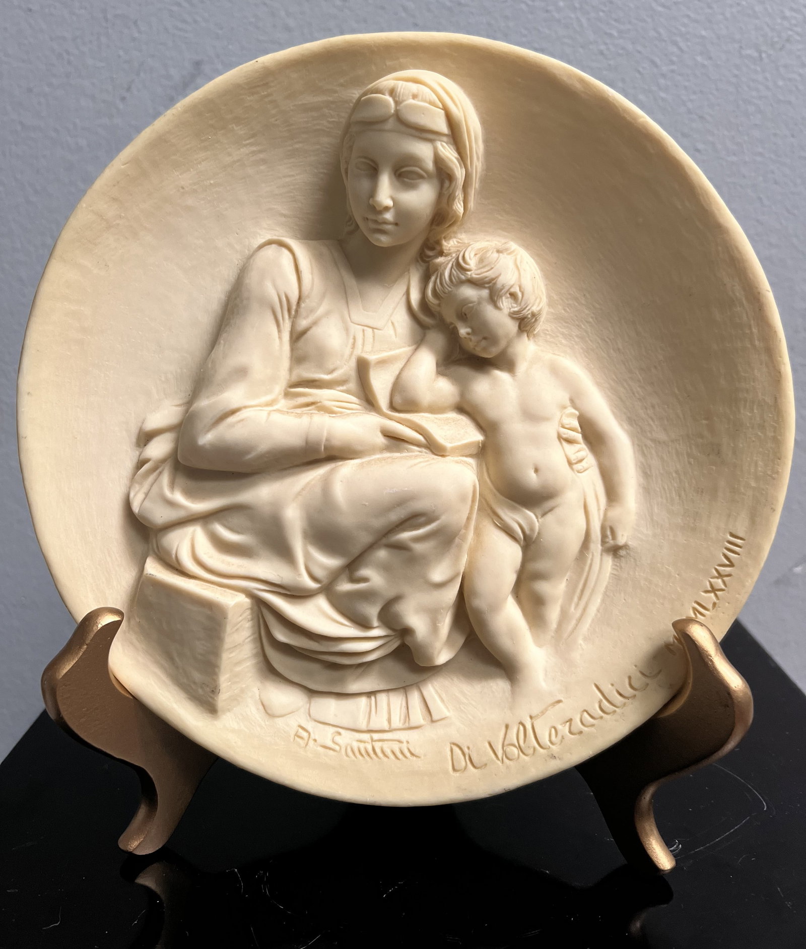 Ado Santini Vintage Mid Century Madonna Pansosa Collector Plate # 02920: Crafted with meticulous attention to detail, the Ado Santini Madonna Pansosa Collector Plate #02920 is a testament to the artistry of 1970s Italy. Emanating a timeless beige hue, this round stoneware 