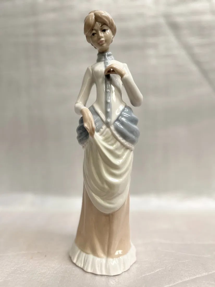 Porcelain Figurine from Casa de Porcelainas in Spain: This beautiful porcelain figurine from Casa de Porcelainas in Spain is a stunning representation of traditional Spanish style. Crafted from high-quality porcelain and finished with a polished surface,