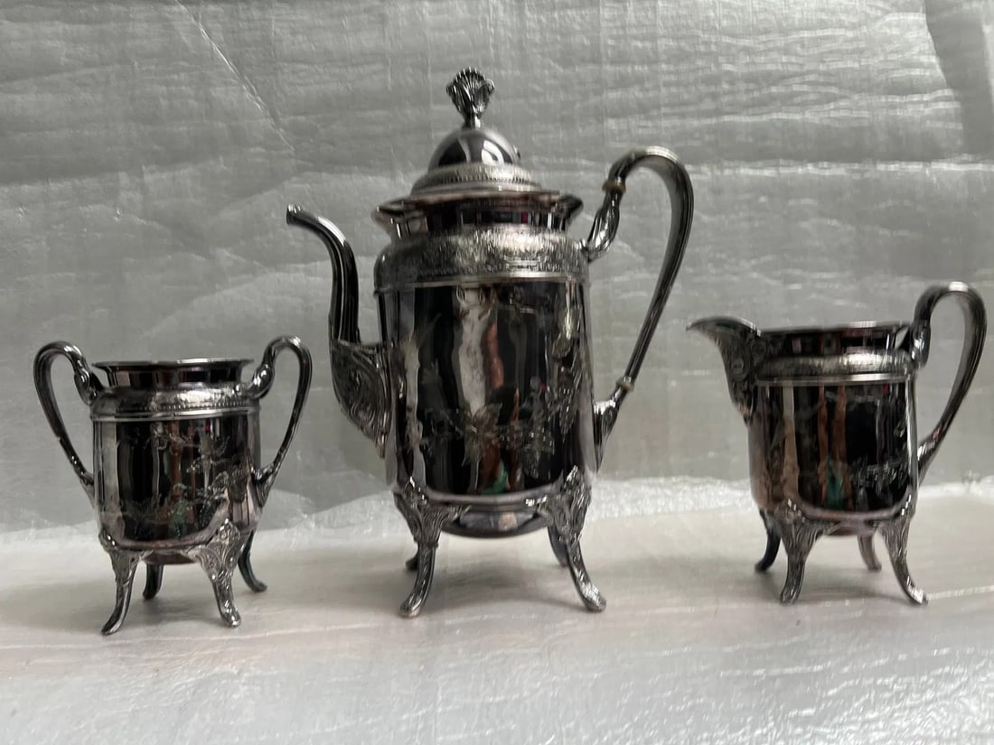 REED AND BARTON #3004 ANTIQUE SILVER PLATE VICTORIAN COFFEE POT W CREAM AND SUGAR (1 of 4)