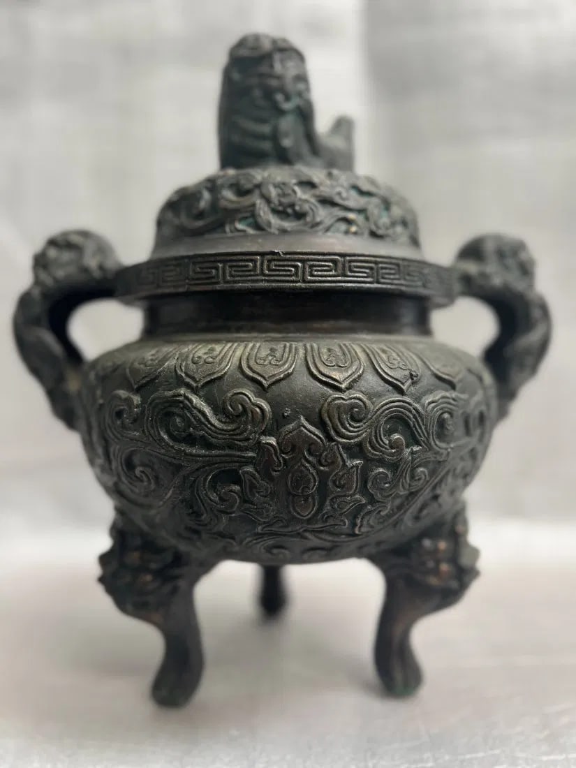 VINTAGE SHANG DYNASTY STYLE CHINESS FOO DOG CHINESE GUARDIAN LIONS: This vintage Shang Dynasty style Chinese Foo Dog is a must-have for any collector of Asian cultural artifacts. Made in China, this item is a beautiful representation of Chinese culture and tradition. 