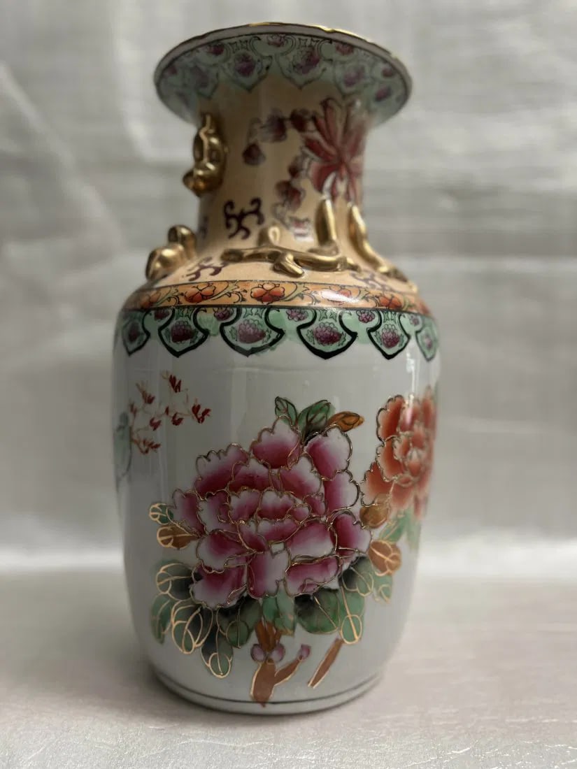 VINTAGE CHINESE VASE HAND PAINTED WITH GOLD ACCENTS 15" TALL (1 of 3)