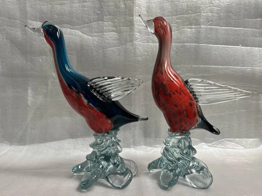 PAIR OF MARANO STYLE GLASS BIRDS IN FLIGHT STAND 11" EACH (1 of 2)
