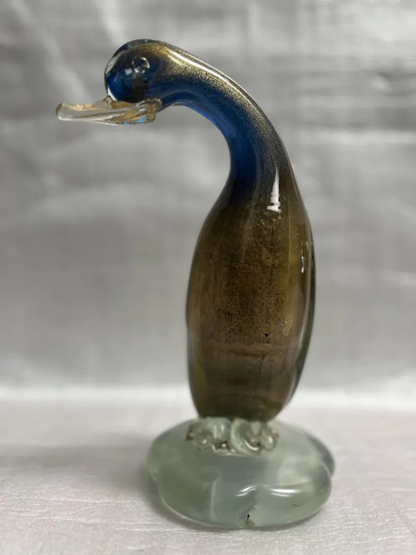 MID CENTURY MURANO ITALTY STYLE HAND BLOWN PENGUIN WITH 24/k GOLD FLAKES: This exquisite sculpture is a beautiful representation of a penguin, hand blown in the style of Mid Century Murano Italy. The piece features stunning 24/k gold flakes, adding a touch of luxury and ele