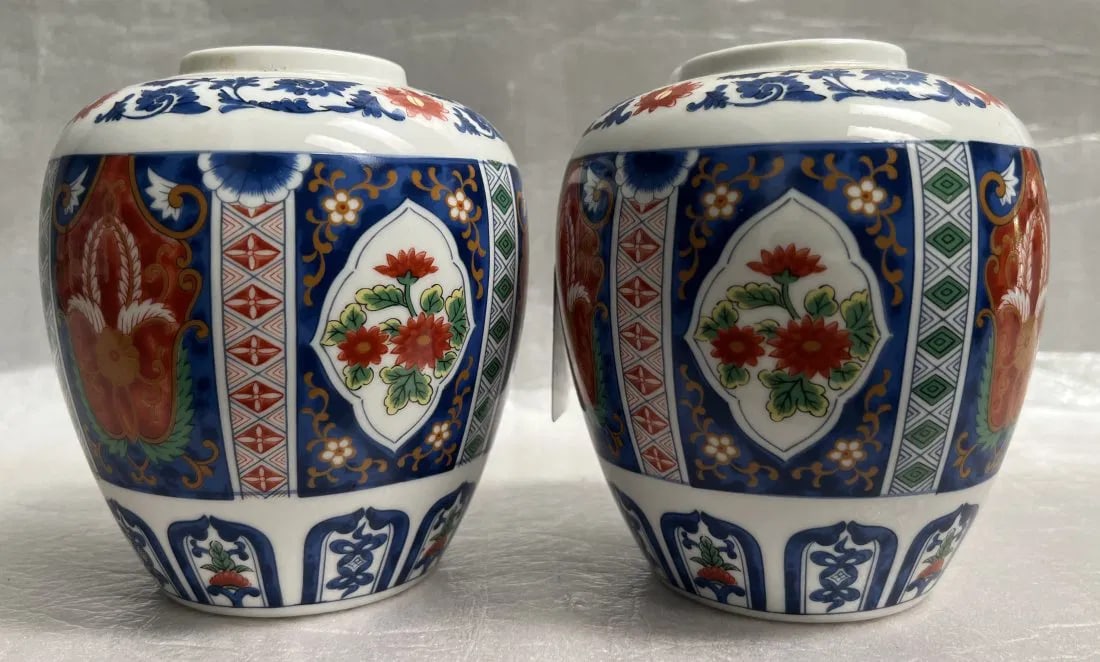 PAIR OF GOLD IMARI MID CENTURY JAPANESE PORCELAIN JAR / VASE 5.5 " TALL EACH (1 of 4)