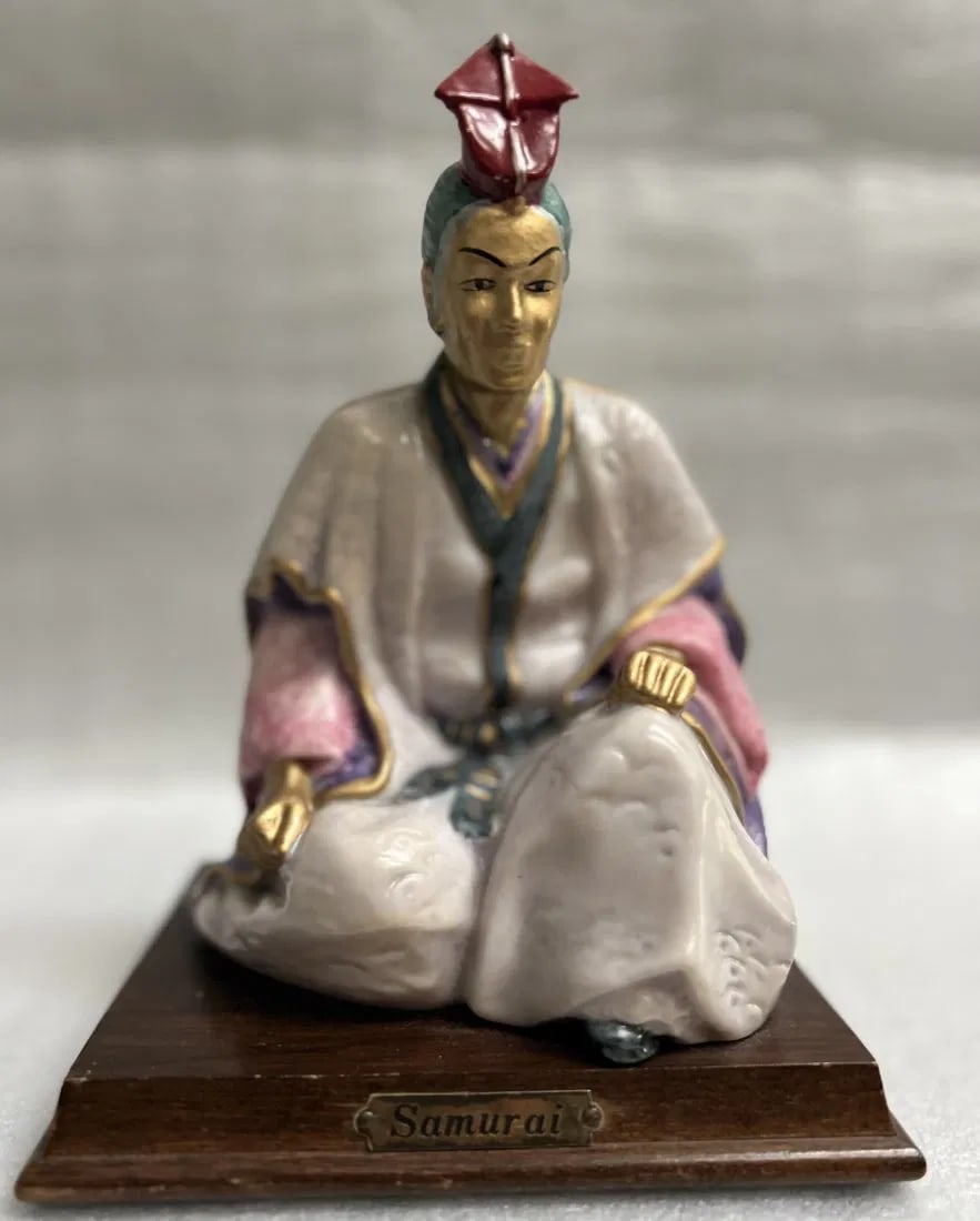 VINTAGE CAPODIMONTE ITALIAN PUCCI JAPANESE STATUE SAMURAI ON A WOODEN BASE (1 of 3)
