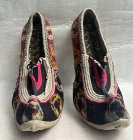 LADAKHI THIGMA MOCCASINS PABUS HAND STICTCHED IN PURE SHEEP WOOL