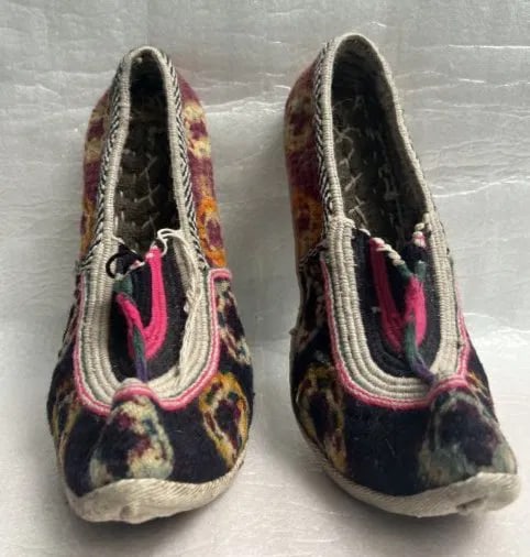 LADAKHI THIGMA MOCCASINS PABUS HAND STICTCHED IN PURE SHEEP WOOL: Experience the exquisite beauty and quality craftsmanship of these Ladakhi Thigma Moccasins Pabus, hand-stitched in pure sheep wool. These antique moccasins originate from Tibet and are a true represe
