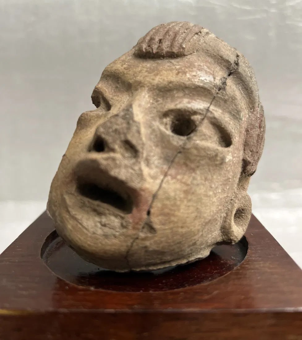 ARTIFACT FROM AN ARCHEOLOGICAL DIG IN PANAMA 1000-1400 AD: This handmade artifact from Panama dates back to the period between 1000-1400 AD and was unearthed in an archaeological dig. Its origin can be traced back to the Native American tribes of Panama. The 