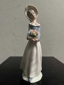 Tengra Valencia Spain Figurine Girl with Bonnet & Flowers