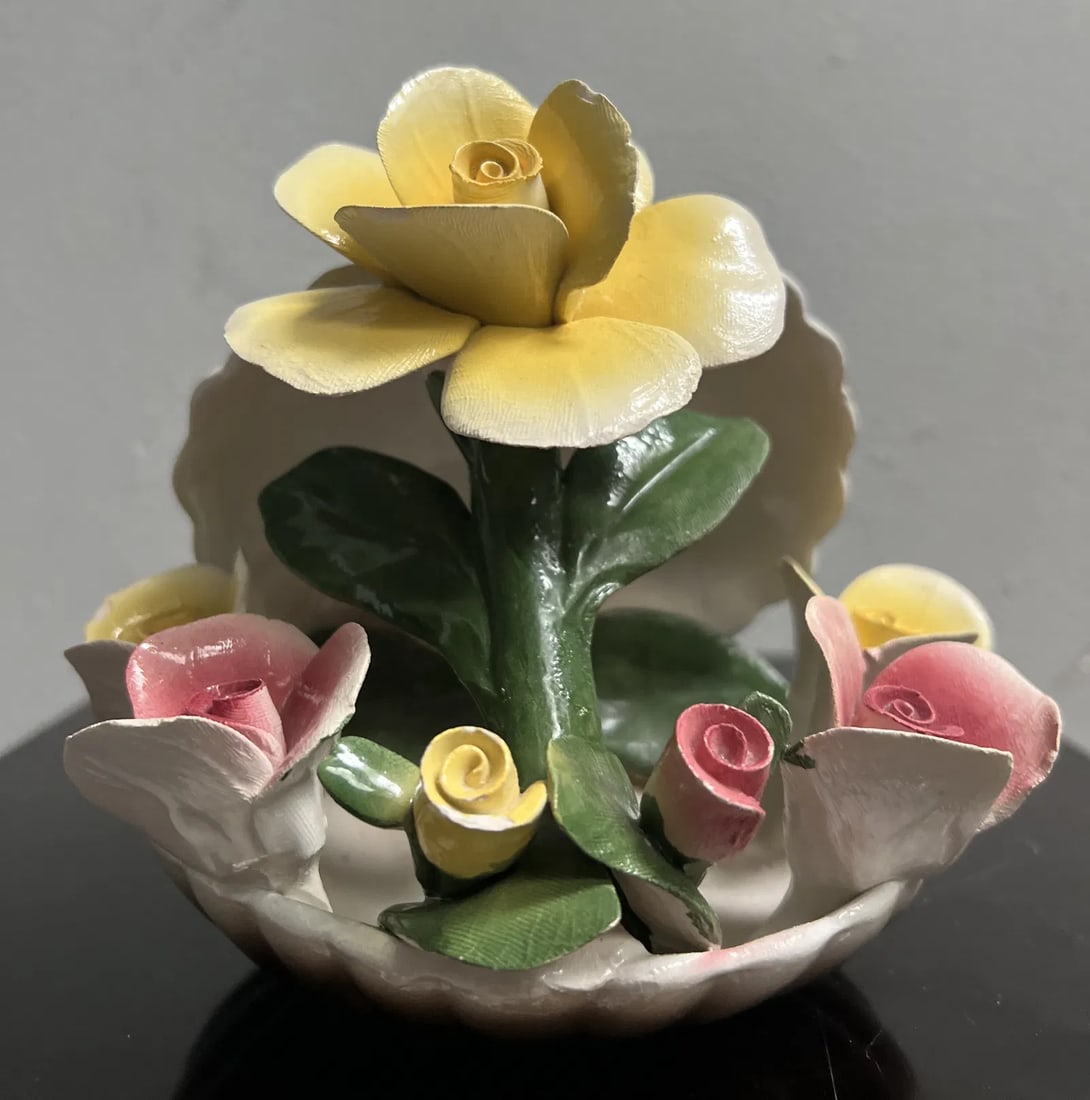 Vintage Italian Capodimonte Ceramic Flower Decorative Clam Shell: This vintage large Italian Capodimonte ceramic flower decorative piece is a true representation of artistry and craftsmanship. The clam shell pattern, complete with a multicolored glazed finish, bring