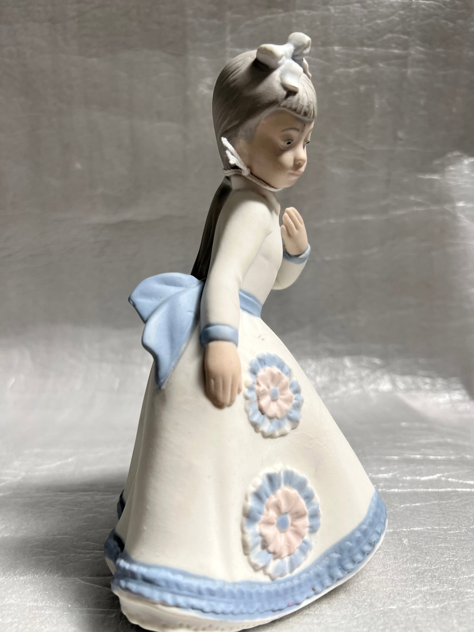 Vintage Zaphir Porcelain Figurine of a Girl in a Dress C Mid Century, Spain: This vintage Zaphir Porcelain Figurine of a Girl in a Dress from the mid-century in Spain is a charming decorative collectible piece. The medium-sized figurine features a multicolor design with an ant