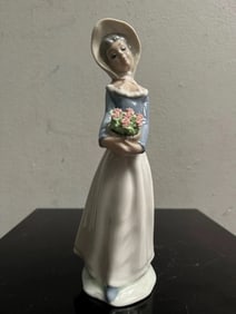 Tengra Valencia Spain Figurine Girl with Bonnet & Flowers
