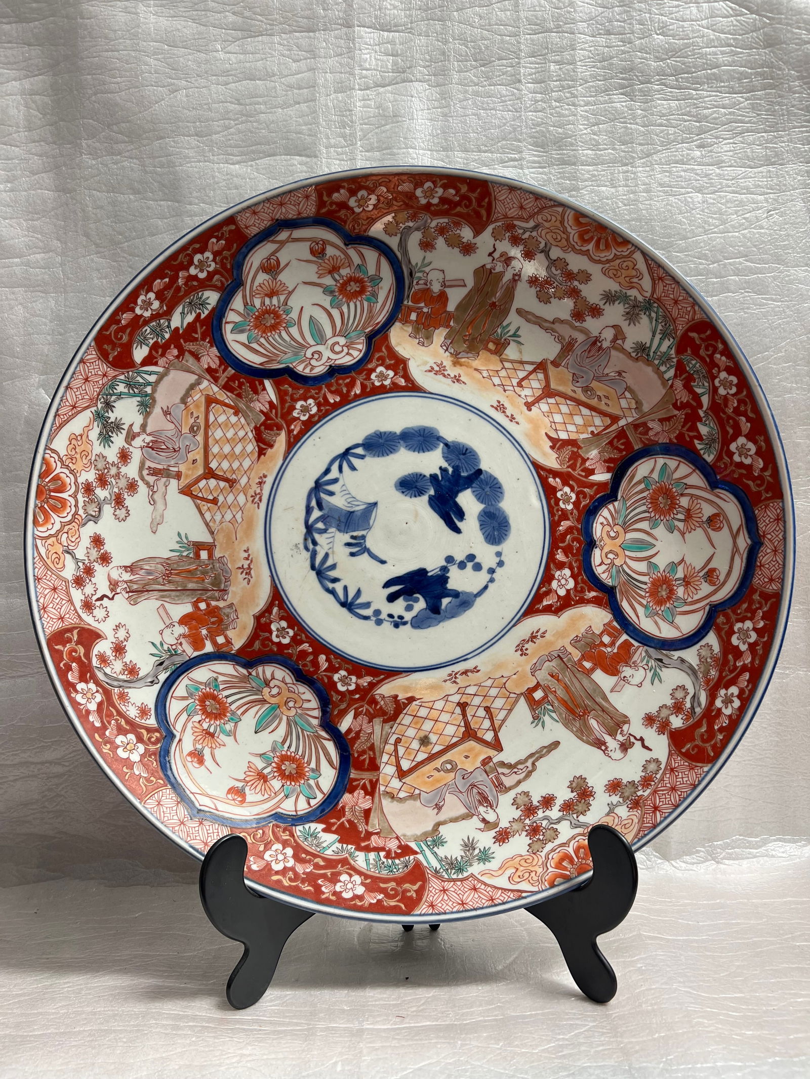 Large Decorative Imari Porcelain Plate from Japan Likly Dating to the Late 19th , Early 20th century (1 of 3)