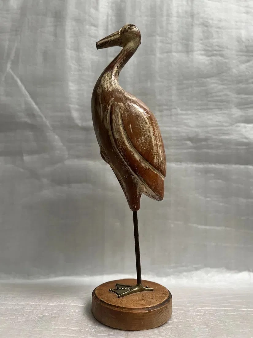 MID CENTURY MODERN METAL AND WOOD IBIS BIRD SCULPTURE: This stunning sculpture is a true masterpiece of modern art. Crafted with care in 1982, it features a beautifully carved ibis bird perched on a base made of wood and metal. With its medium size and mo