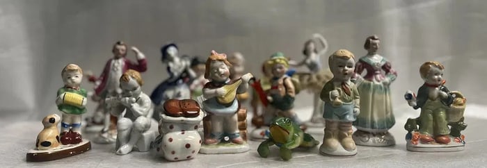 COLLECTION OF 17 MINIATURE STATUES FROM OCCUPIED JAPAN 1945-1950