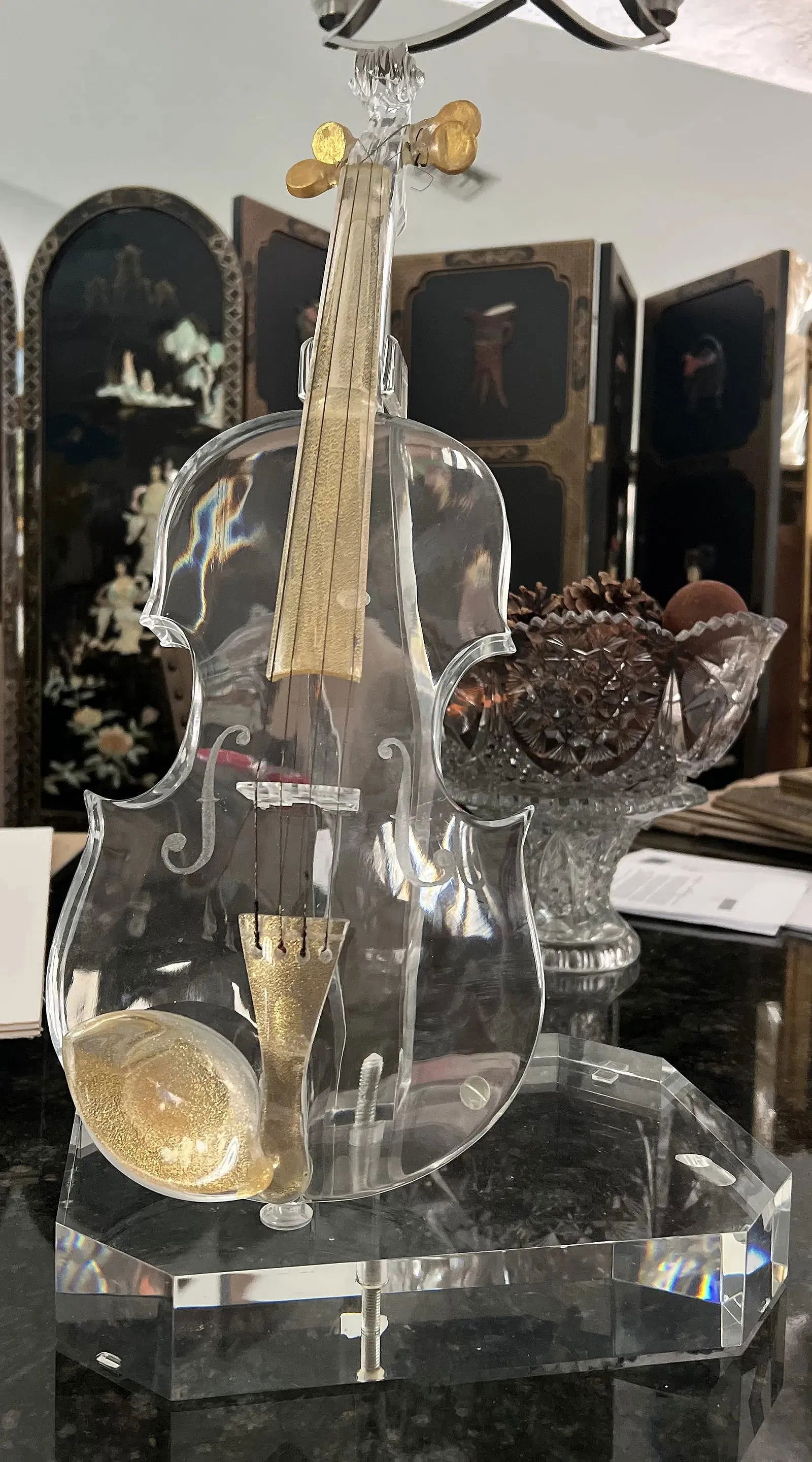 Pino Signoretto- Murano Glass Violin Pino Signoretto the Finest Glass Maker: Crafted by the renowned Pino Signoretto, this exquisite Murano glass violin is a testament to the artistry and tradition of Italian glassmaking. The clear, glossy finish enhances the delicate detail o
