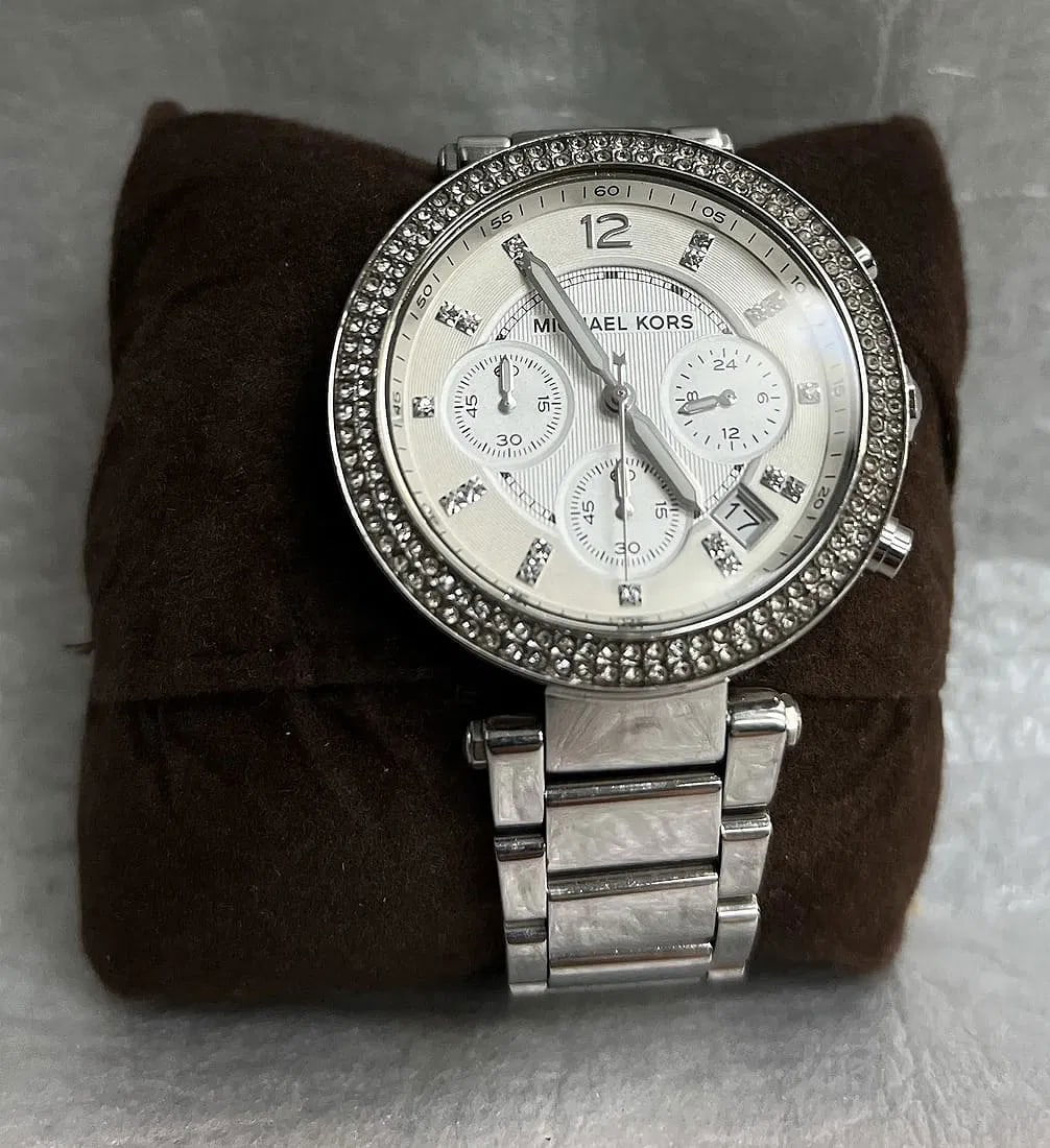 Michael Kors Women Parker Watch Modle MK5353: The Michael Kors Women Parker Watch Model MK5353 is a stylish wristwatch designed specifically for women. This timepiece features the signature Michael Kors brand and belongs to the Parker collection.