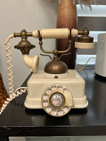 Vintage rotary dial telephone 1967 United States Telephone Company Model US-4