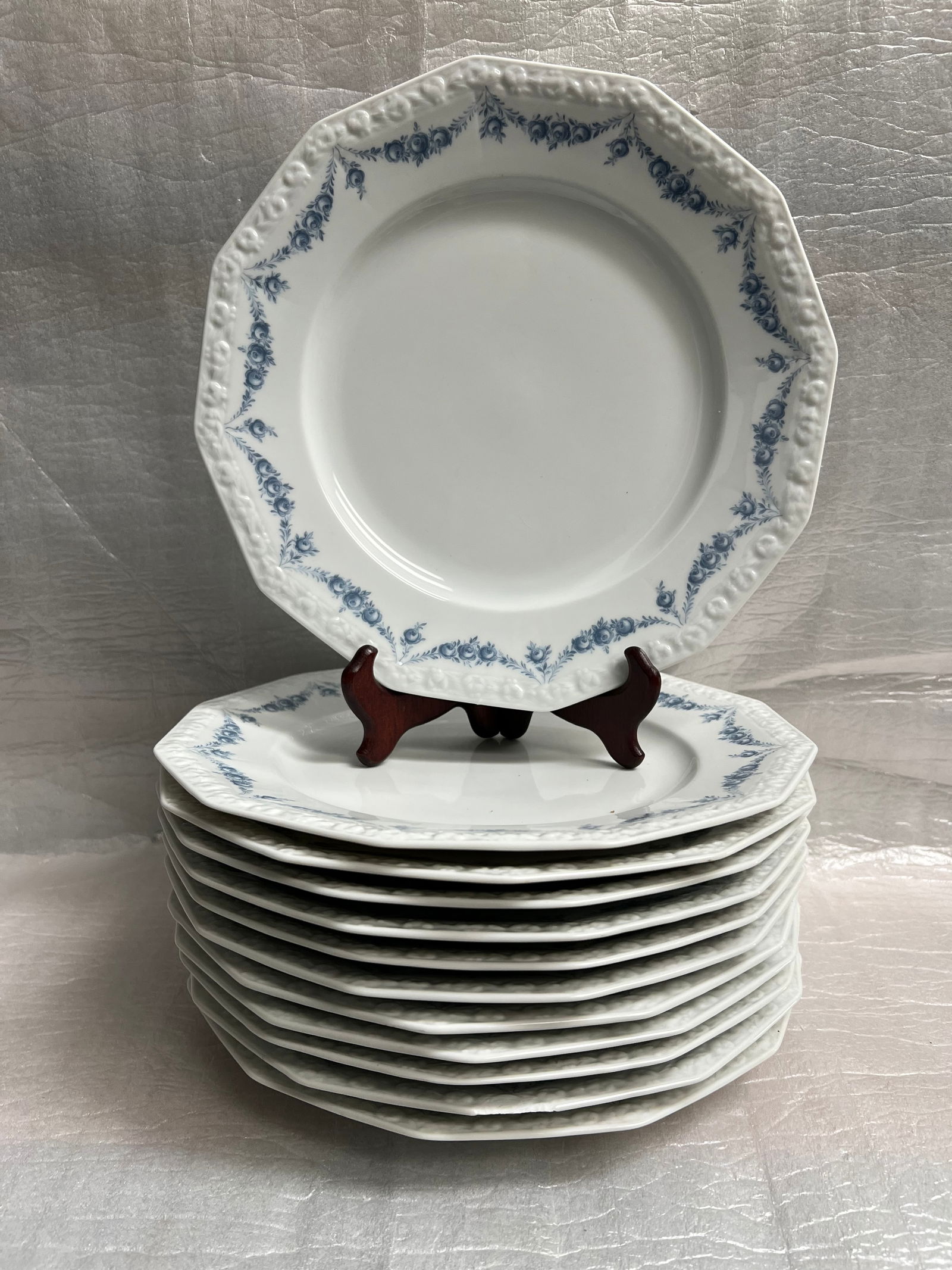 Set of 12 Vintage in New Condition Rosenthal Maria 6" Porcelain Dinnerware Circa 1960s: Product: Rosenthal Maria porcelain dinnerware, specifically the "Maria Rosenkante Blau" or "Dream Blue" pattern. Design: Features a polygonal shape with a characteristic embossed fruit wreath rim and