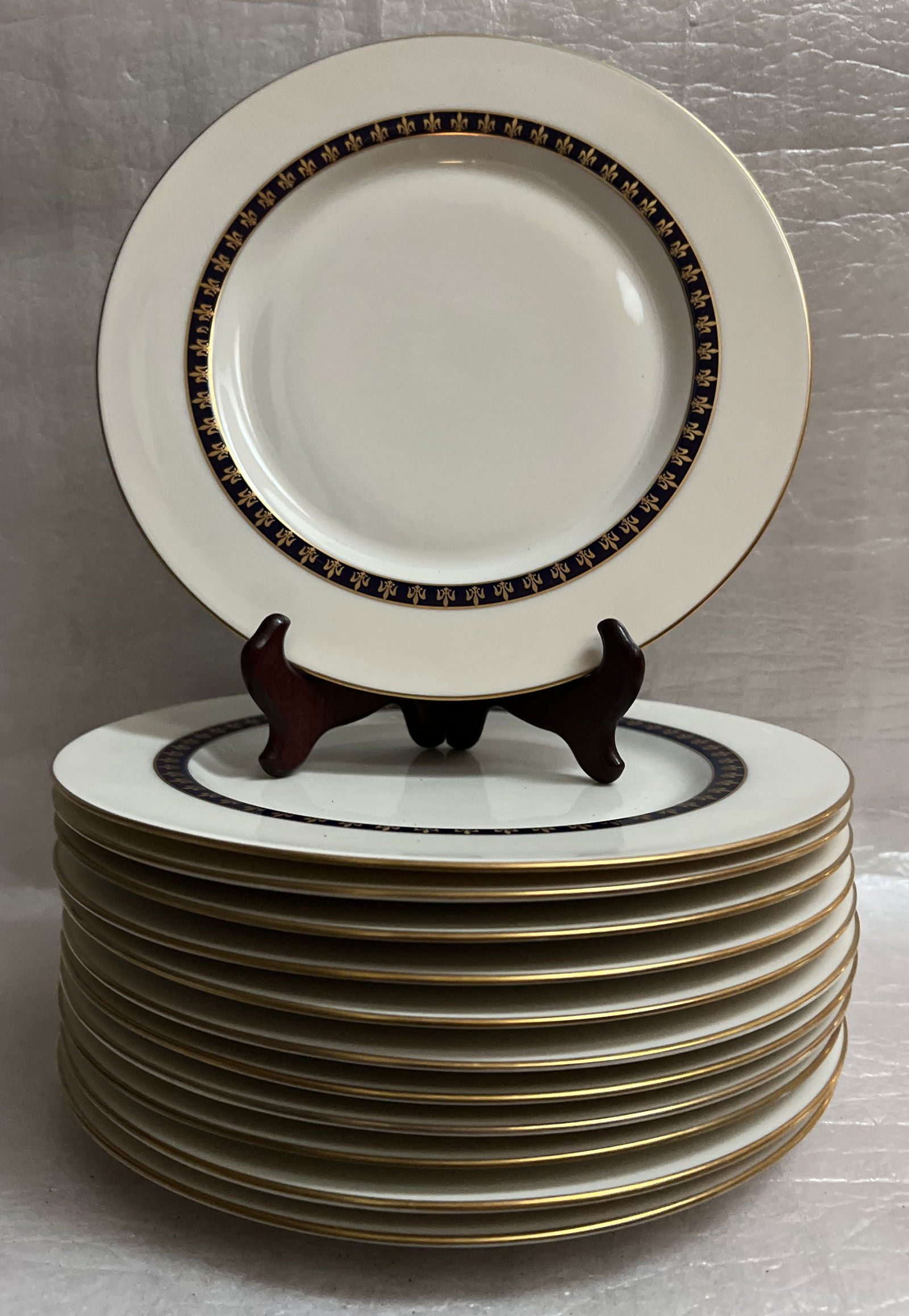 Set of 12 Theodore Haviland Dinner Plates New York 10": Set of 12 Theodore Haviland Dinner Plates New York 10" Theodore Haviland Fleur de Lis Cobalt Blue Salad/Soup plate. This elegant pattern features a distinctive cobalt blue band with a gold Fleur de Li