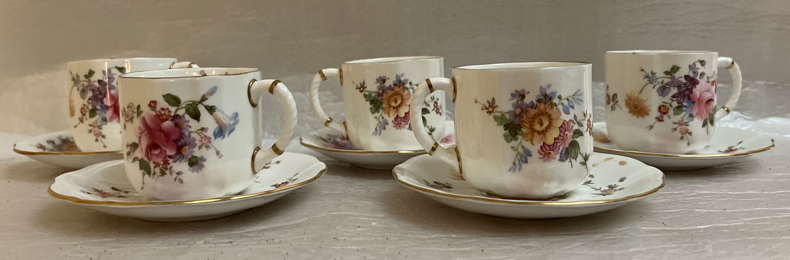 10 Piece Set Royal Cound Derby "Derby Posies" Tea Cups and Saucers: 10 Piece Set Royal Cound Derby "Derby Posies" Tea Cups and SaucersManufacturer: Royal Crown Derby, a renowned British porcelain manufacturer founded in 1750 in Derby, England. Pattern: "Derby Posies,"