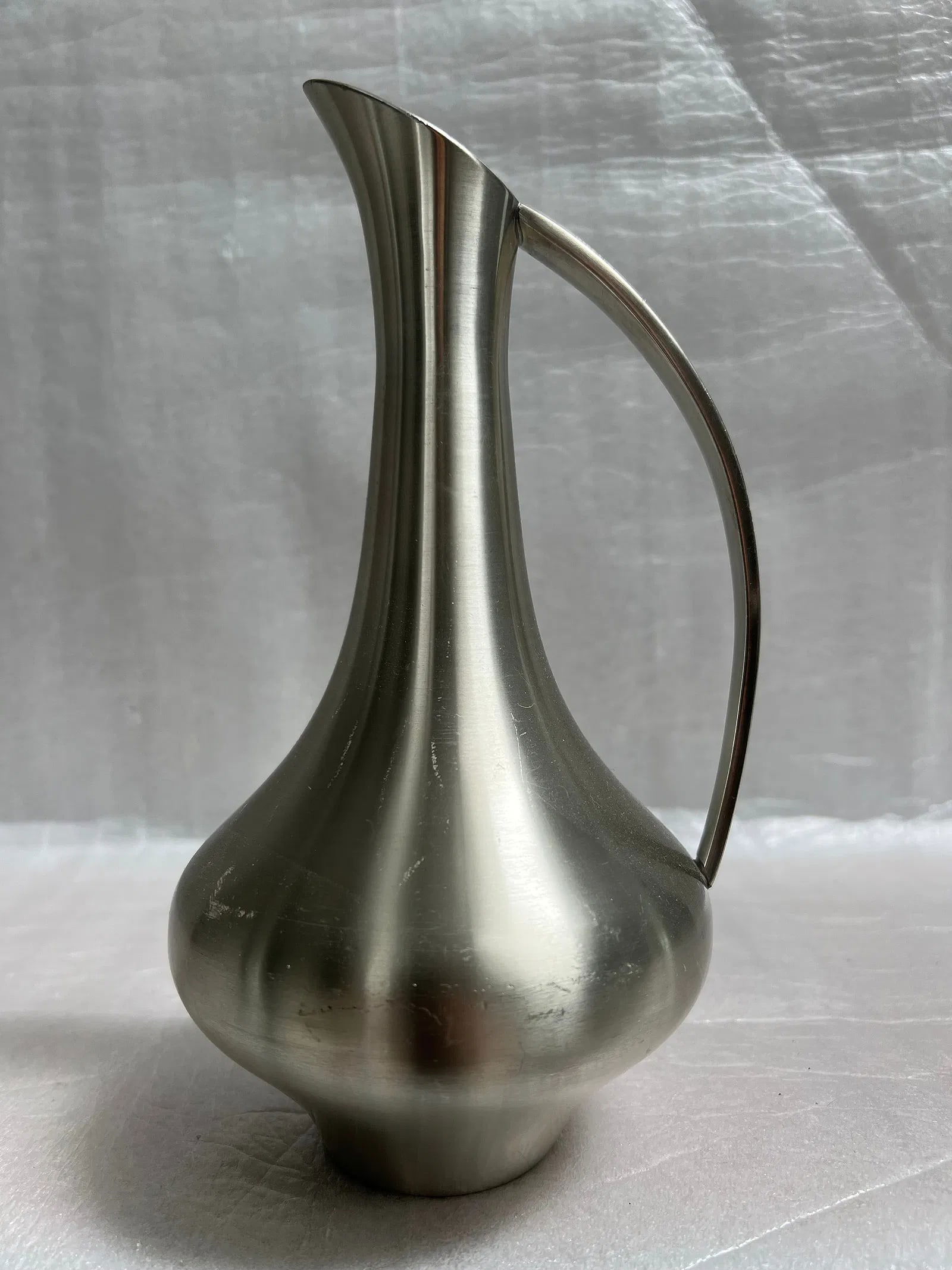 Selangor Pewter Vase Pitcher With Handle Singapore Malaysia 9" Tall Vintage MCM: This Selangor Pewter Vase Pitcher with Handle is a vintage piece that stands at 9 inches tall. Made in Malaysia, it showcases the exquisite craftsmanship of Royal Selangor Pewter. The material used is